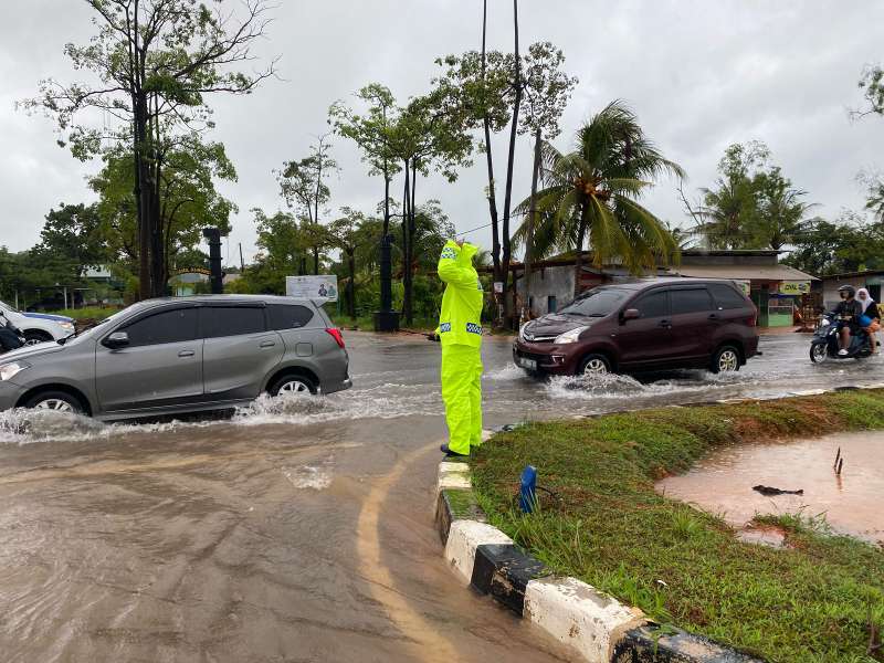 Polisi Sigap Atasi Macet Akibat Banjir Melanda Batam
